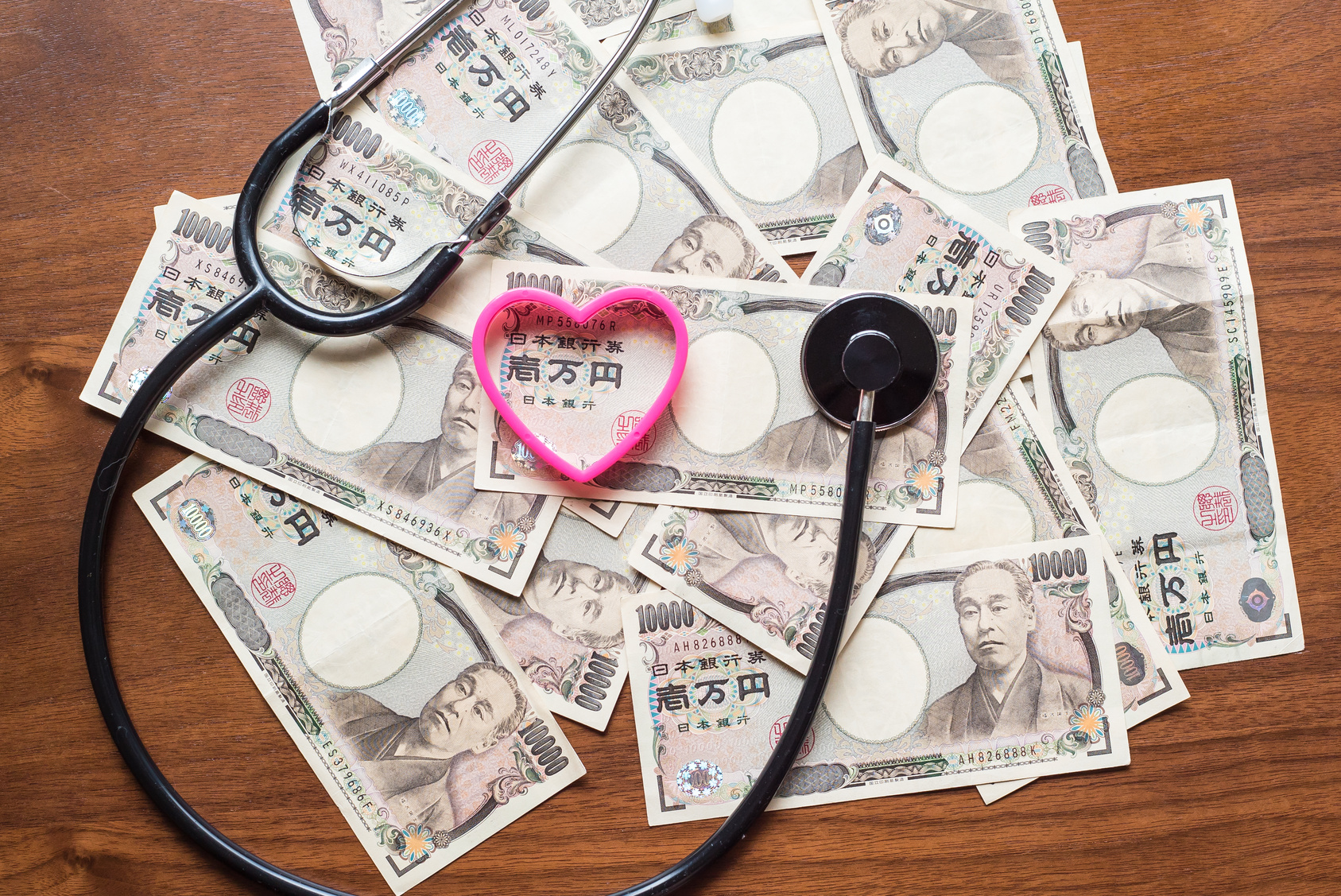 聴診器とハートマークと一万円札